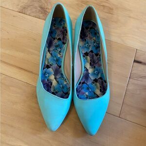 Qupid size 7..5 teal/ Tiffany blue colored kitten pumps.